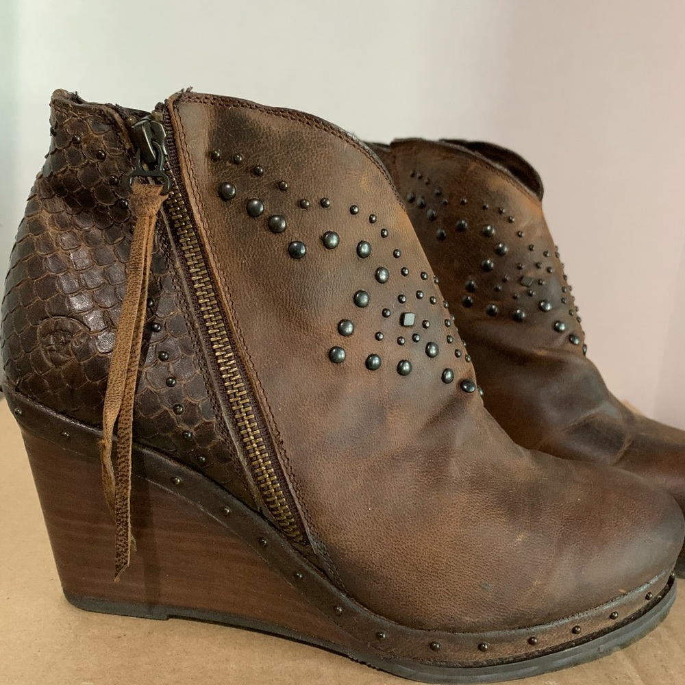Ariat ankle boots with side zipper sz9